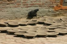 IMG_8543 Bhaktapur Huhn und Teller.jpg